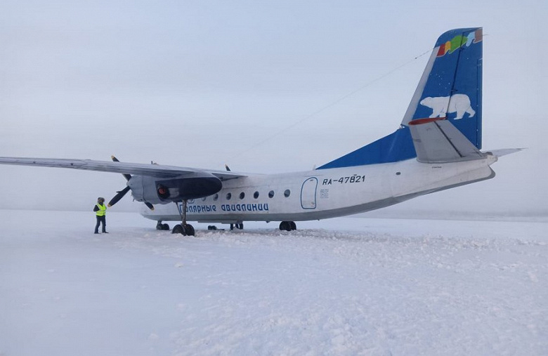 Российские пассажирские самолёты уже садились на пшеничные и кукурузные поля, а сейчас Ан-24 с 34 пассажирами сел на замёрзшую реку Колыму